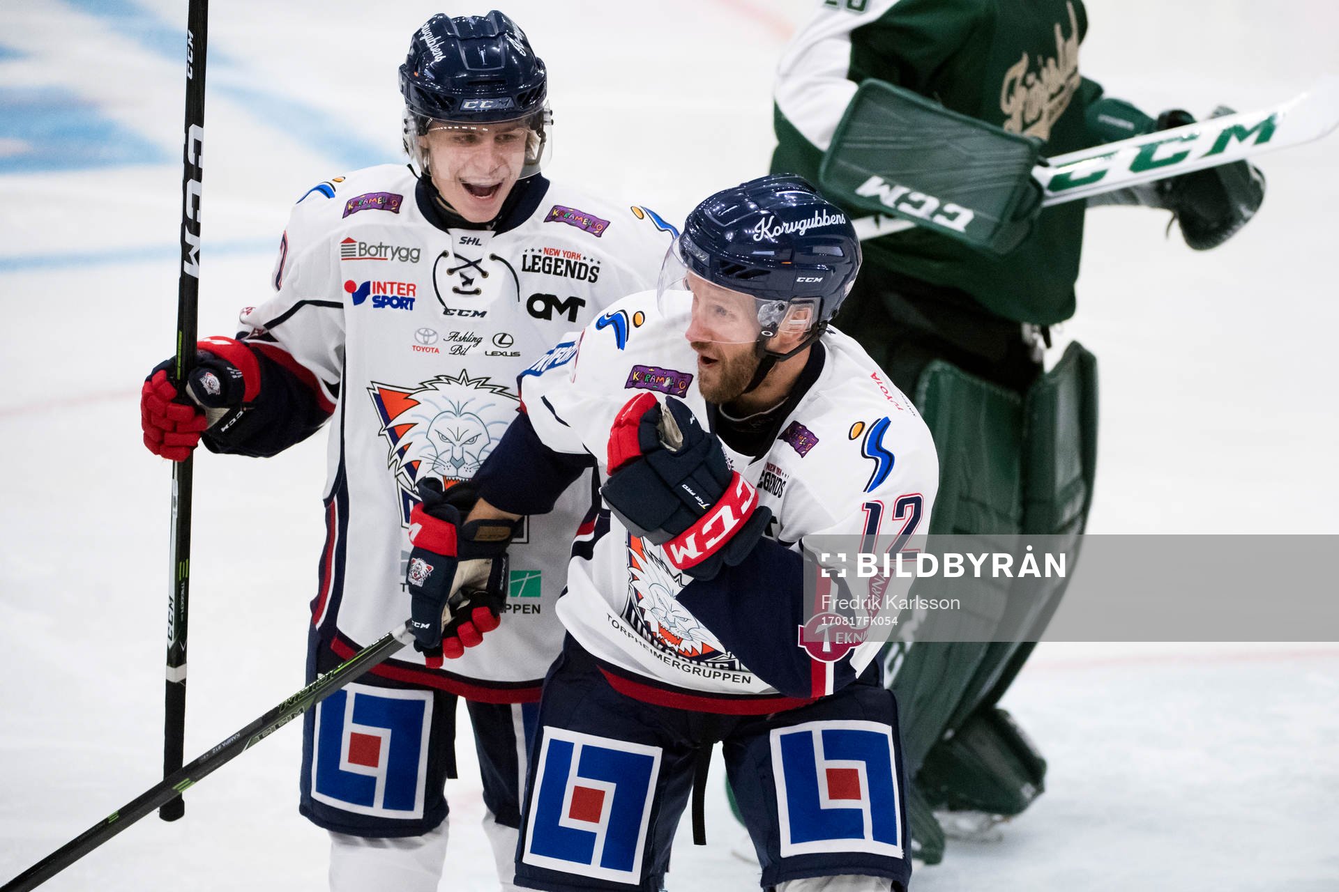 Linköpings Vilmos Gallo och Sebastian Karlsson jublar