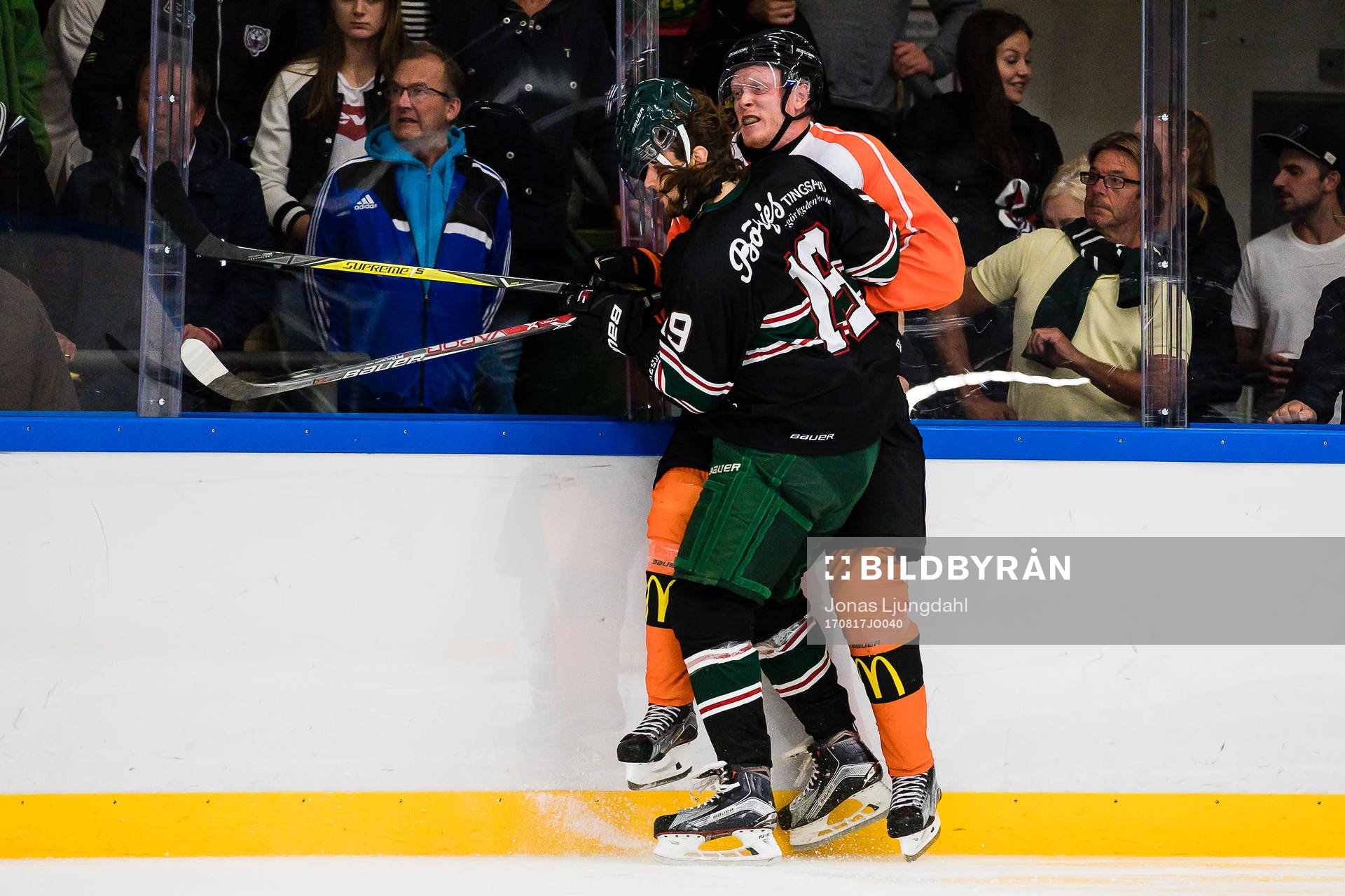 Tingsryds Patrik Nilsson tacklar Karlskronas Henrik Nilsson