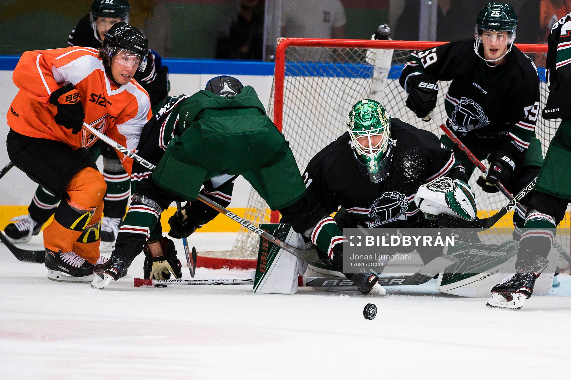 Mycket trafik vid Tingsryds målvakt Niklas Rubin