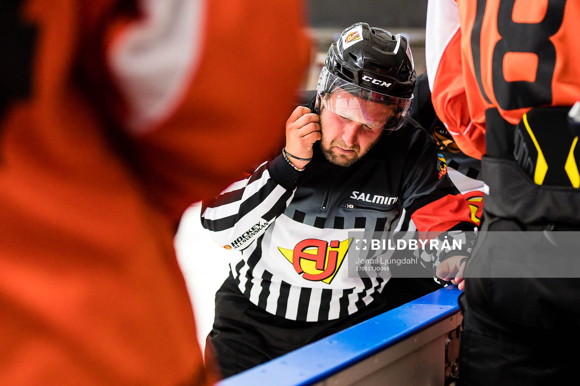Domare Christoffer Karlsson grinar illa