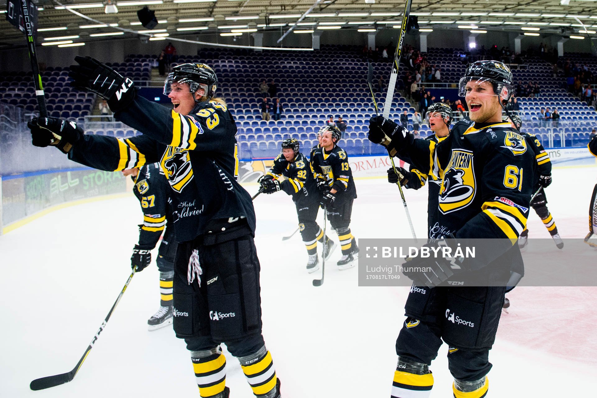 Panterns Jesper Mångs och Martin Janolhs jublar