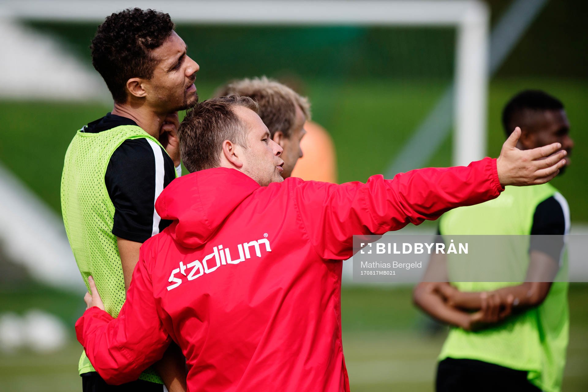 Mathias Ranégie instrueras av tränare Mikael Stahre
