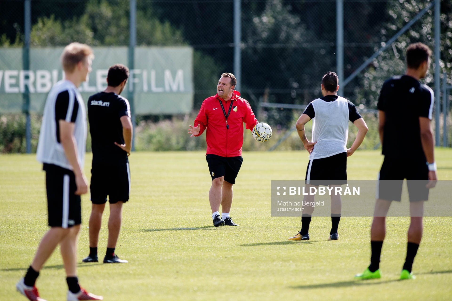 Tränare Mikael Stahre instruerar spelarna