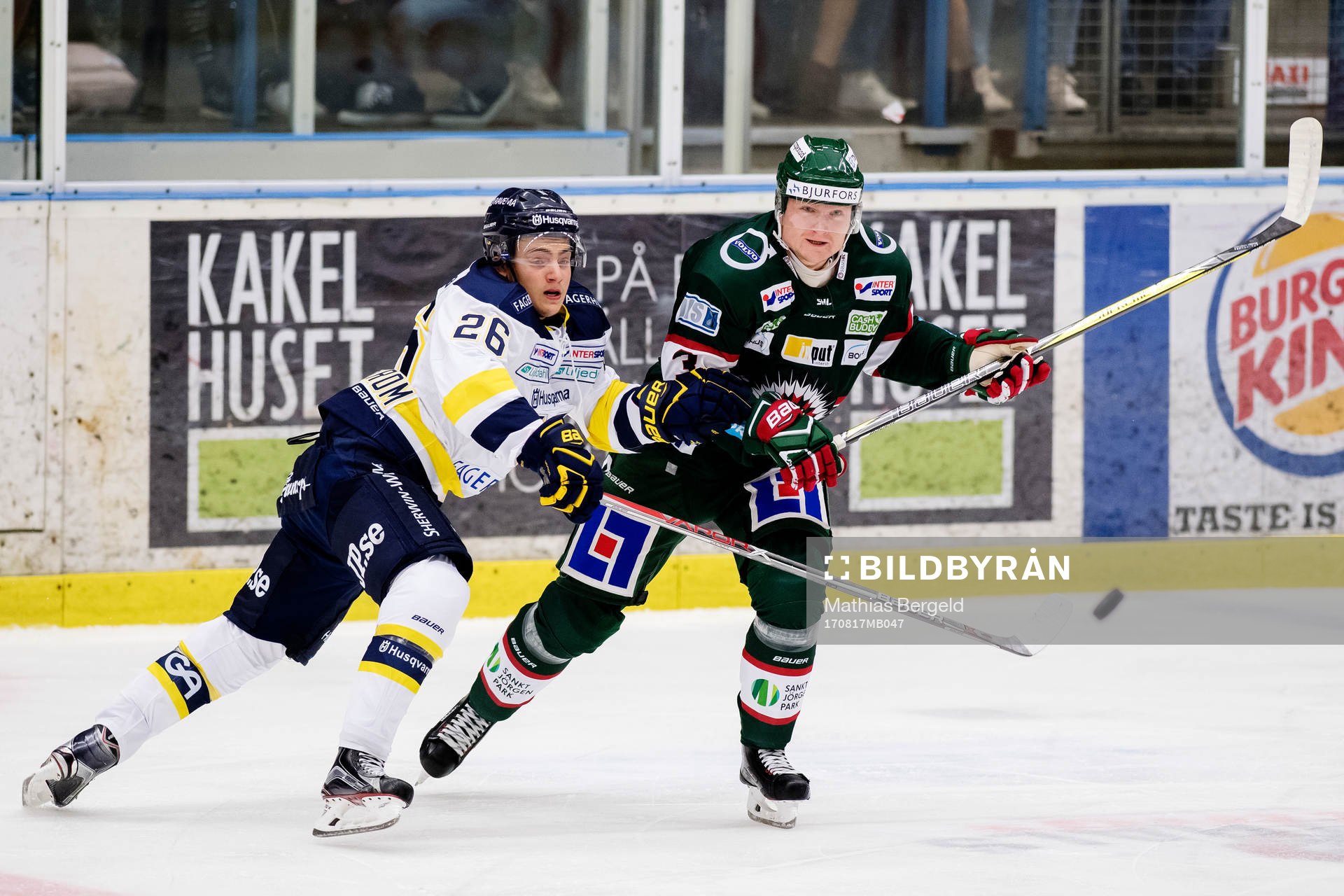 s Erik Brännström i kamp om pucken med Frölundas Carl
