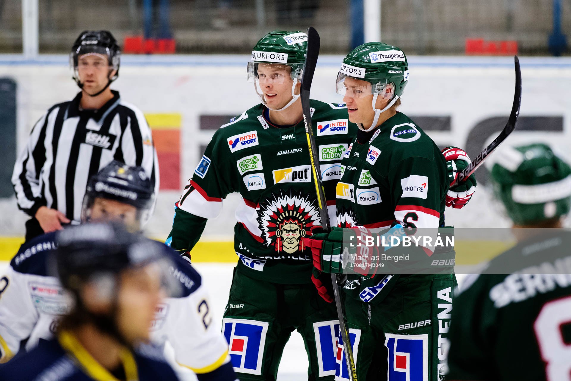 Frölundas Christoffer Ehn jublar med målskytten till 2-1-
