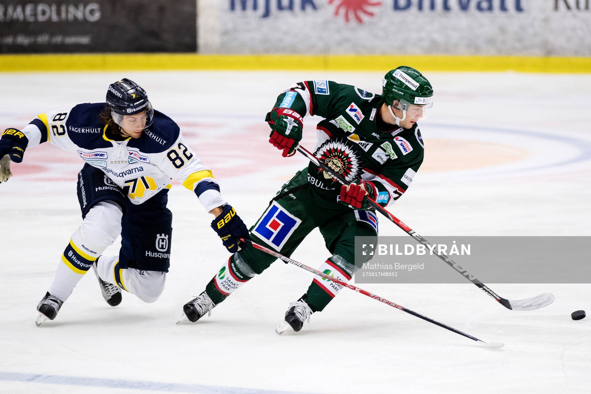 s Kevin Stenlund och Frölundas Pathrik Westerholm i kamp
