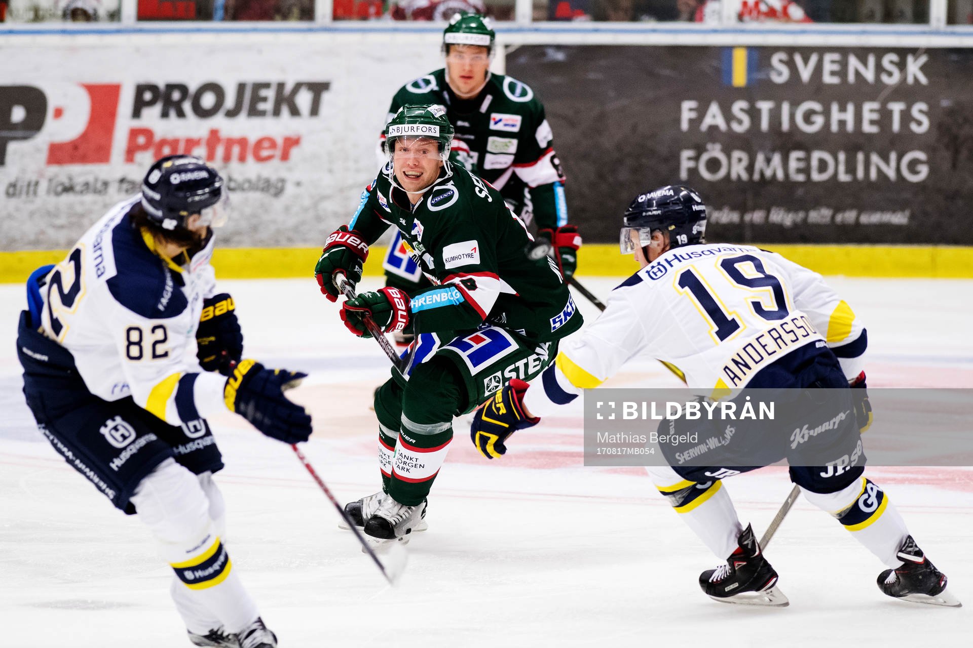 s Kevin Stenlund och Erik Andersson i kamp om pucken med