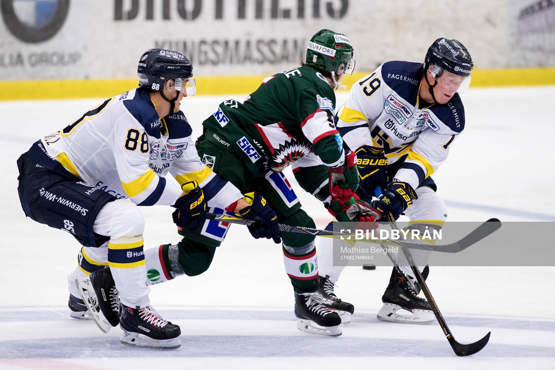 s Pierre Engvall och Erik Andersson i kamp om pucken med