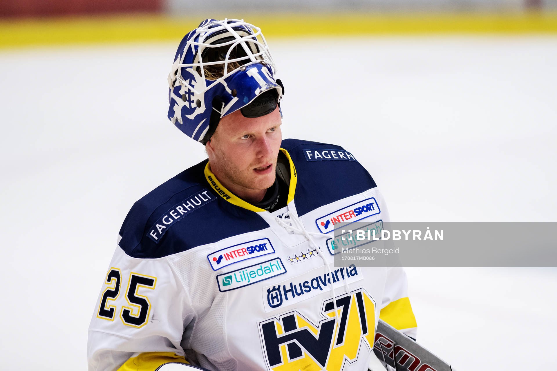 s målvakt Jonas Gunnarsson utan hjälm för ansiktet