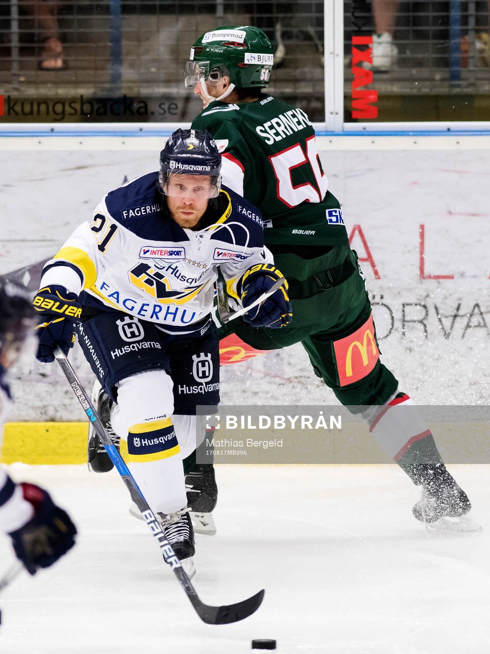 s Mattias Tedenby i kamp om pucken med Frölundas Jonathan