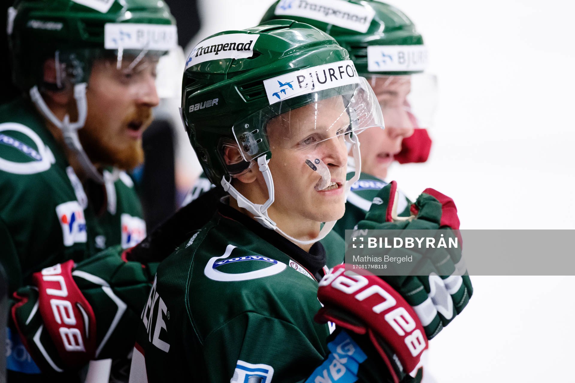 Frölundas Max Friberg tuggar på tandskyddet