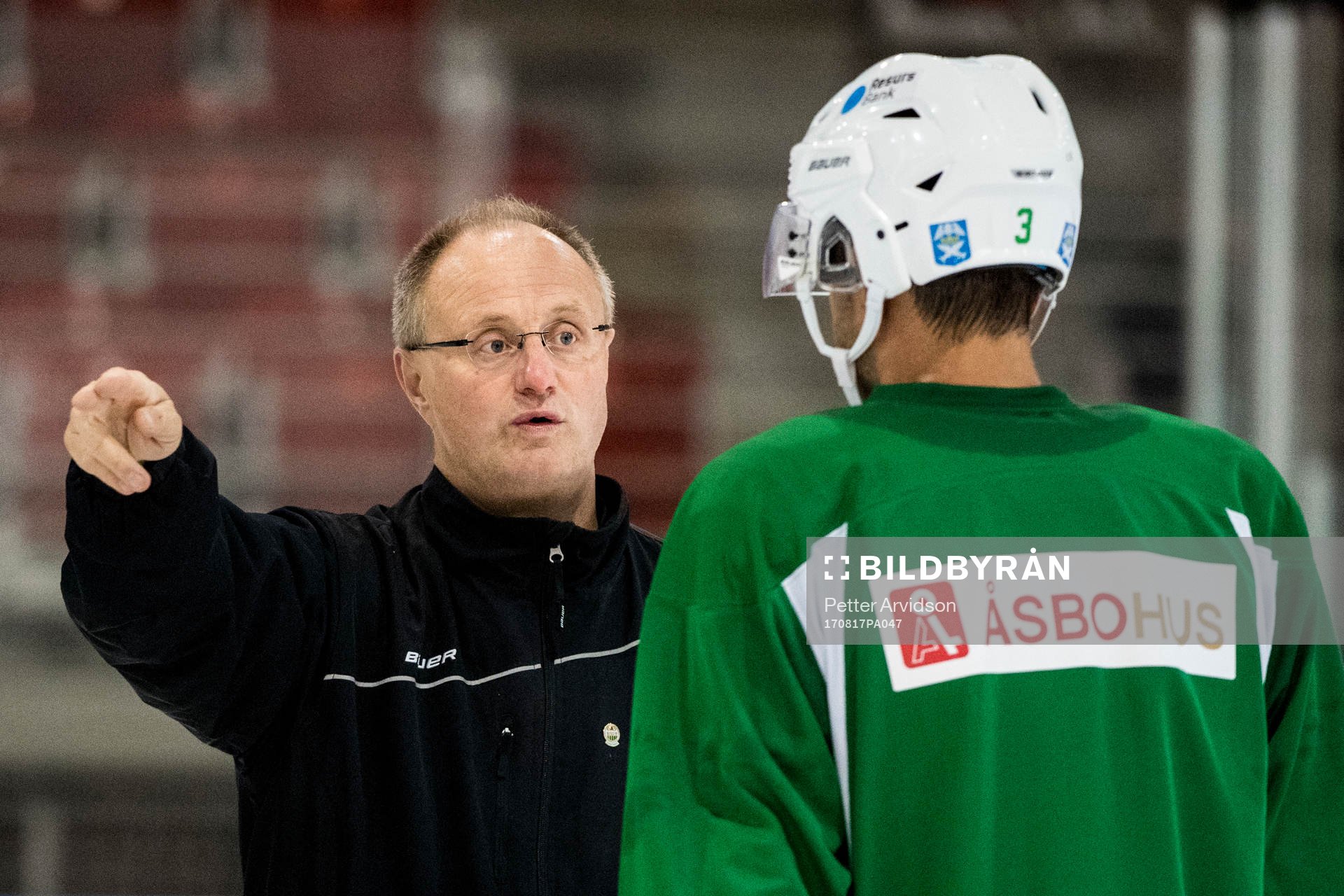 Rögles tränare Anders Eldebrink i samtal med Almen Bibic
