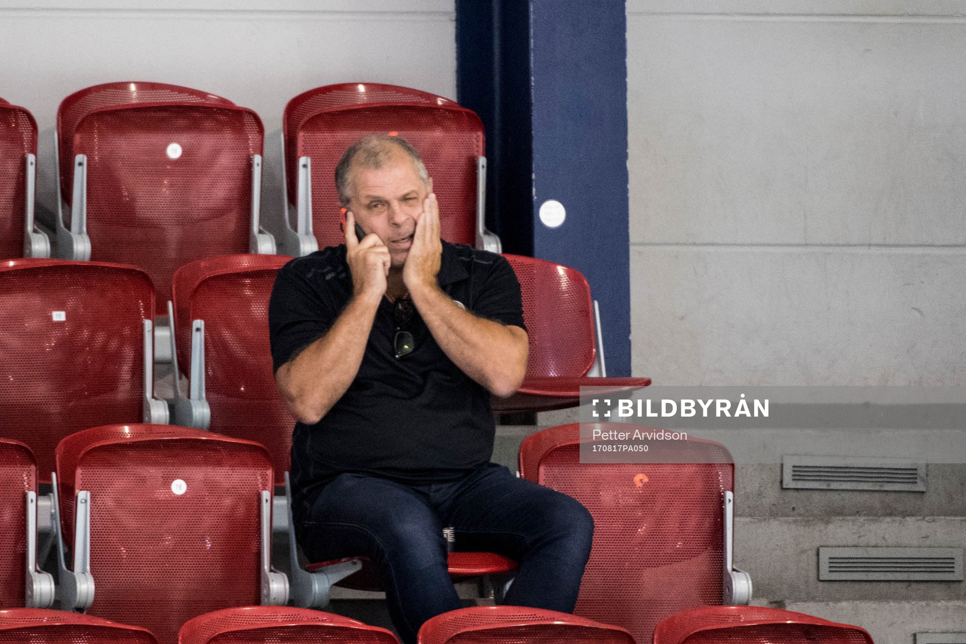 Rögles sportchef Anders Masken Carlsson pratar i telefon
