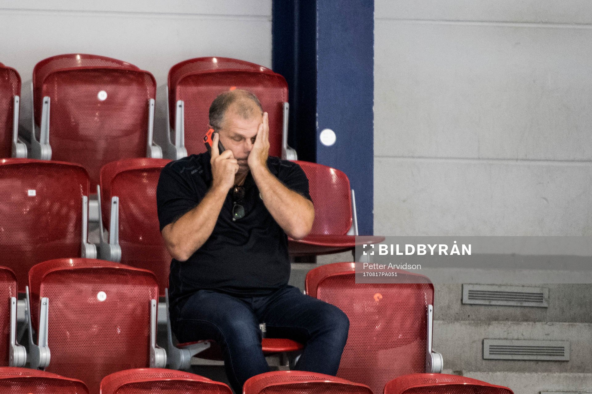 Rögles sportchef Anders Masken Carlsson pratar i telefon
