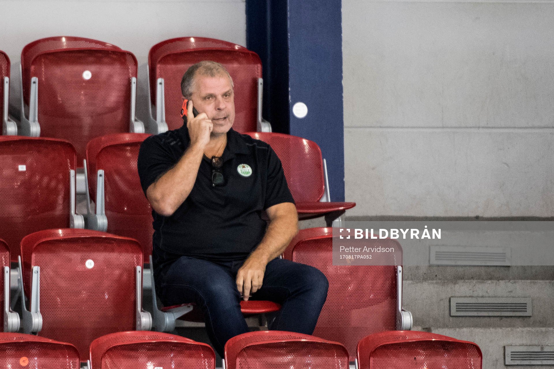 Rögles sportchef Anders Masken Carlsson pratar i telefon