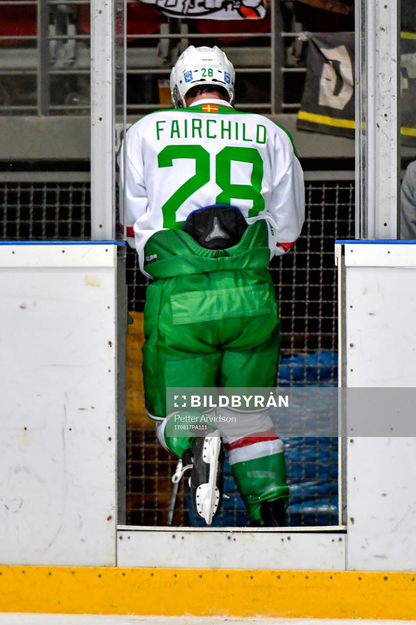 Rögles Cade Fairchild lämnar isen med skadad hand