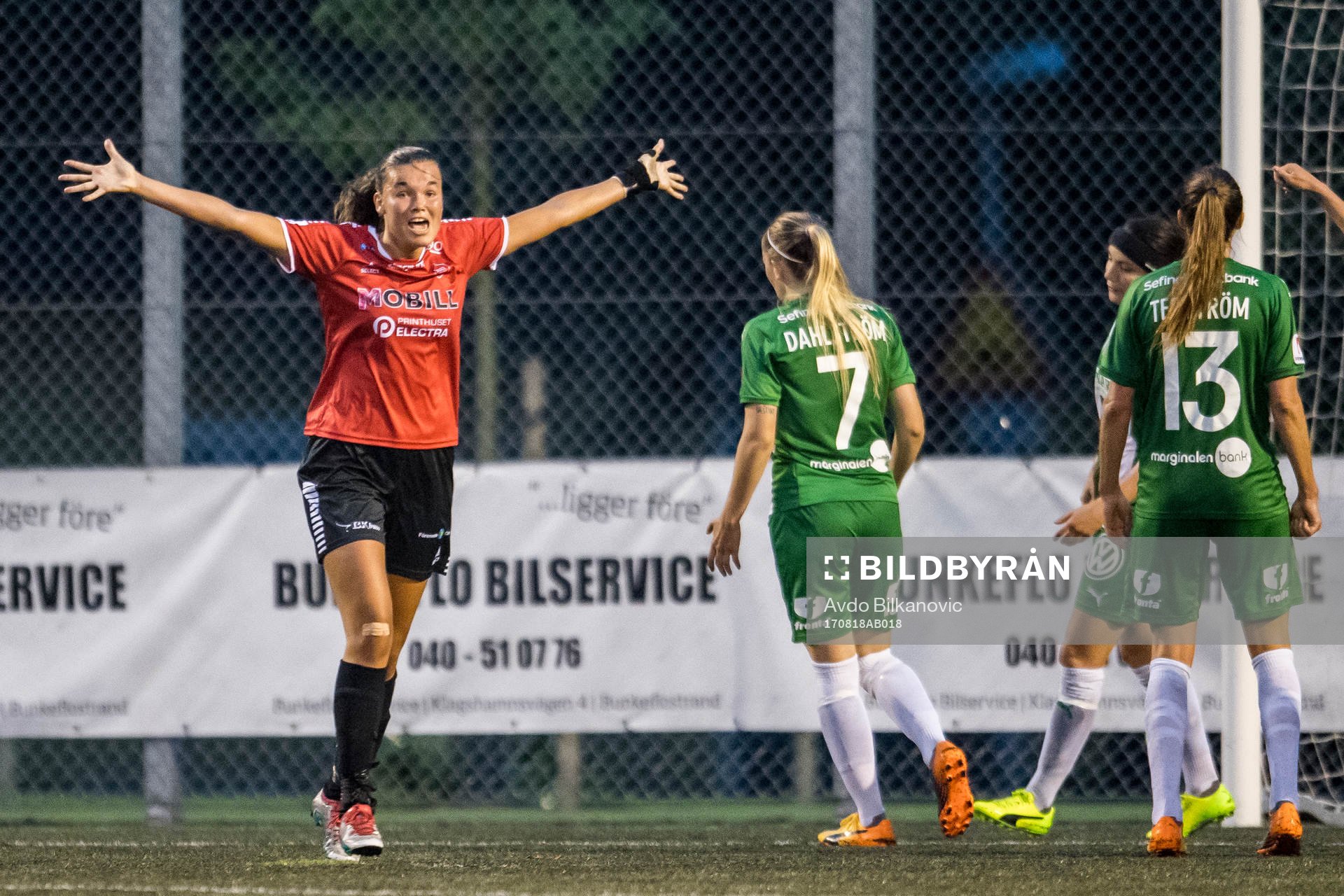 LB07s Anna Welin jublar och Hammarbys Catrhine Dahlström
