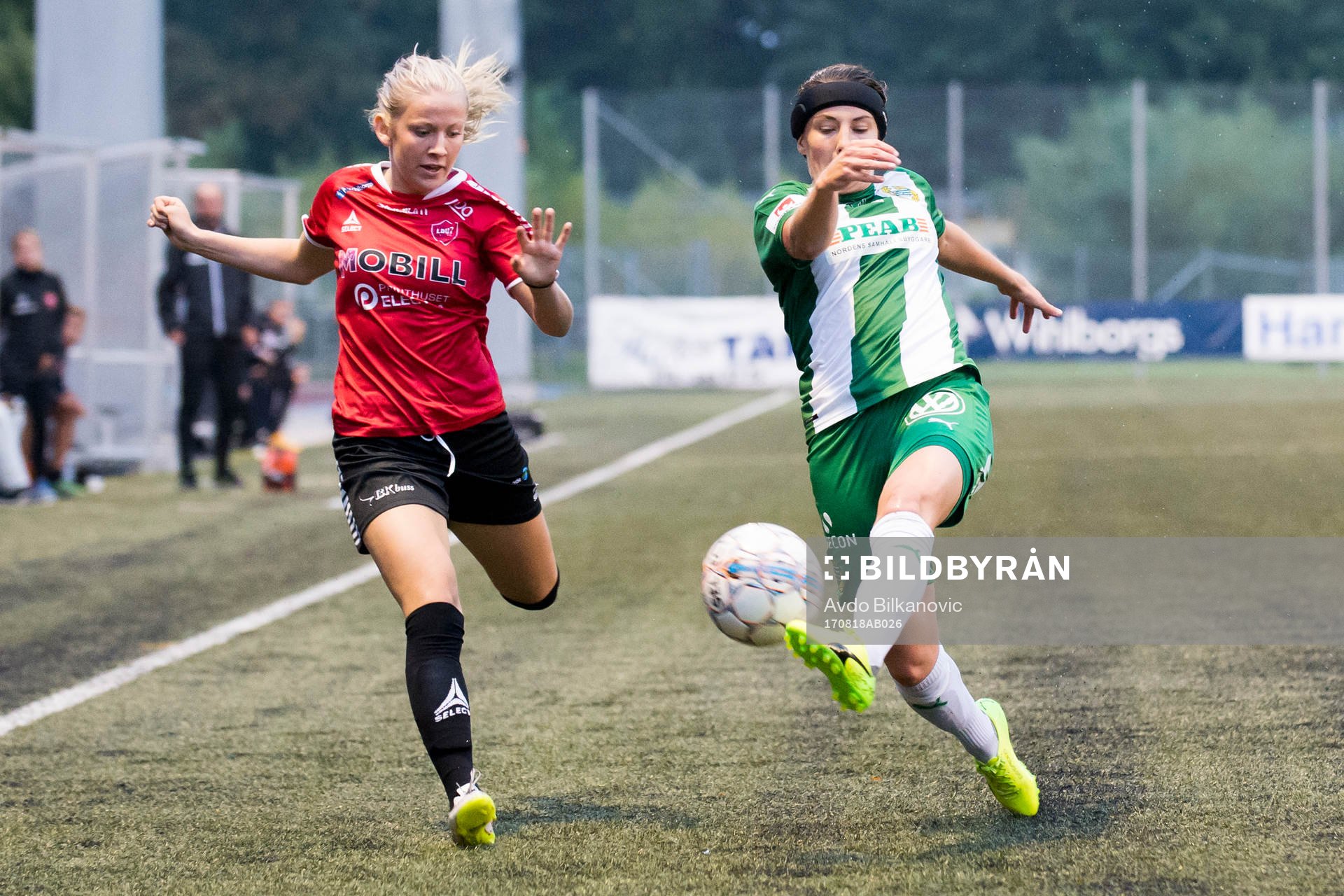 Hammarbys Helén Eke rensar framför LB07s Medeleine