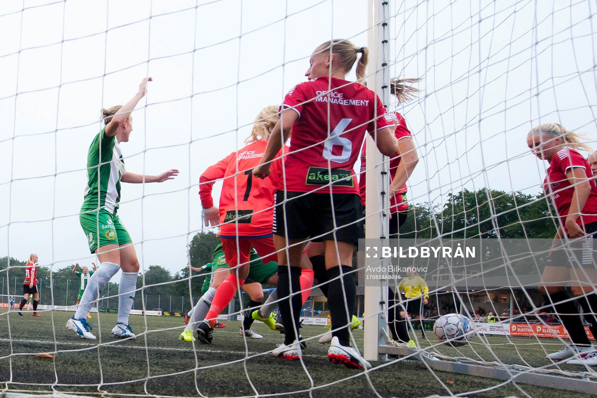 Hammarbys Murielle Tiernan jtrycker in 0-1 målet