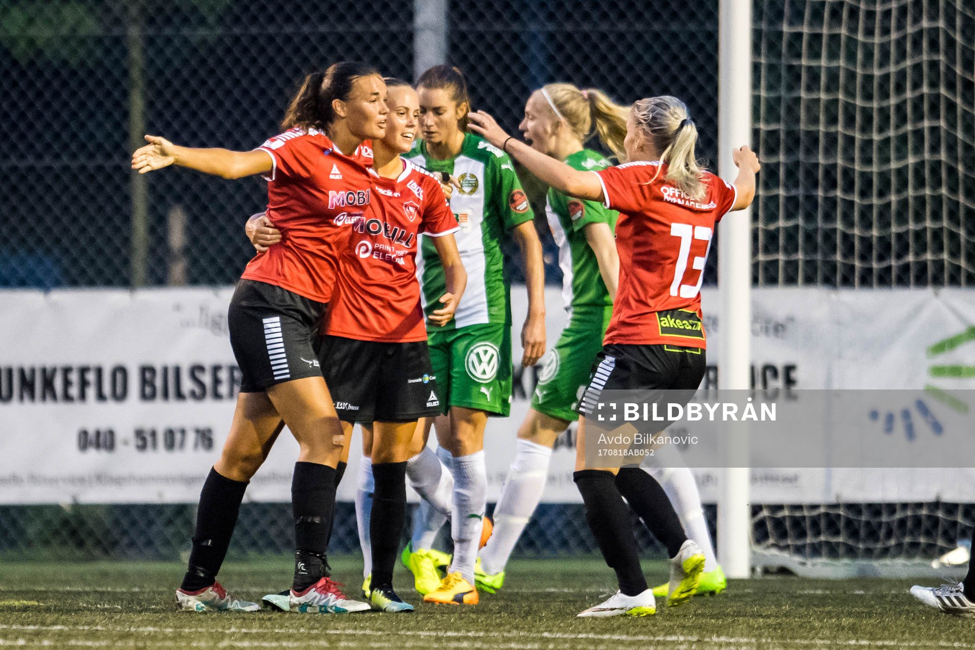 LB07s Anna Welin jublar och Hammarbys Catrhine Dahlström