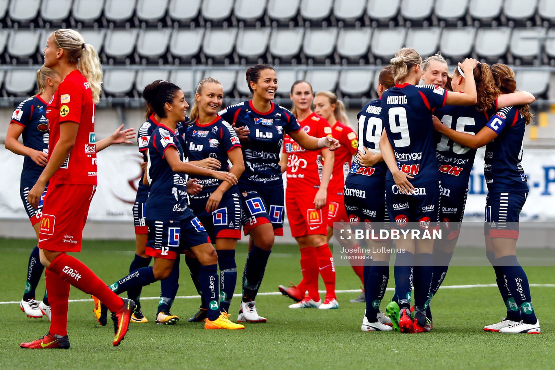 Linköpings li16+jublar med lagkamrater
