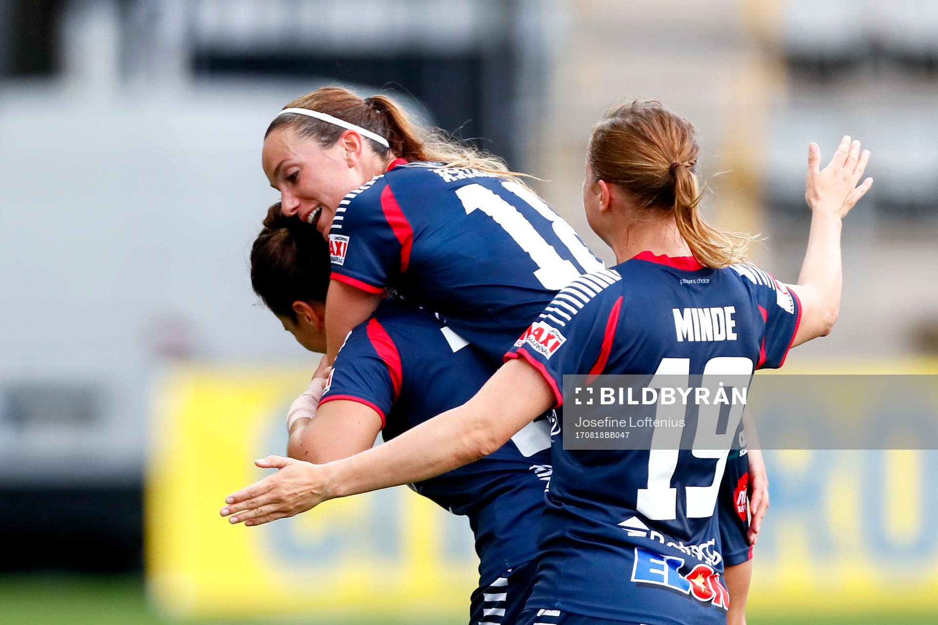 Linköpings Marija Banusic gratuleras av Kosovare Asllani
