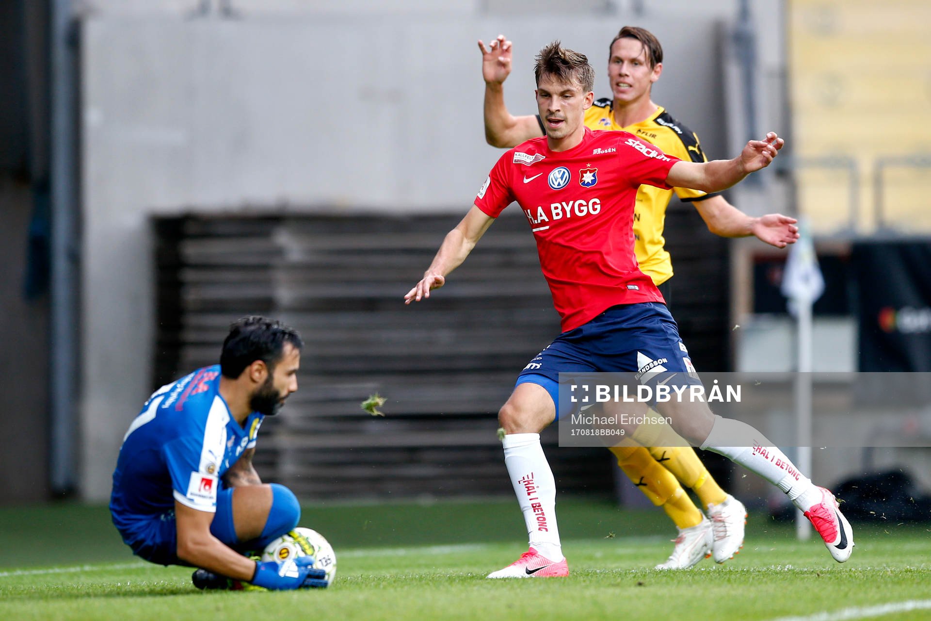 Örgrytes Daniel Paulson och Frejs målvakt Marko