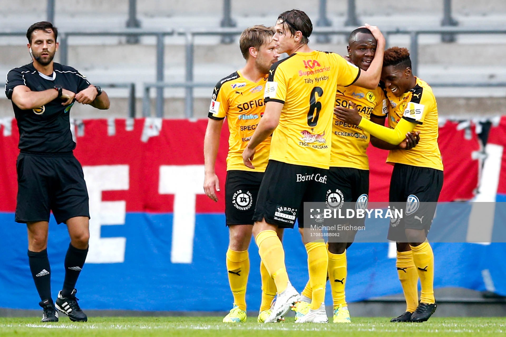 Frejs Nsima Peter jublar med lagkamrater efter 1-2 under fotbollsmatchen i Superettan mellan Örgryte och Frej den 18 augusti 2017 i Göteborg.