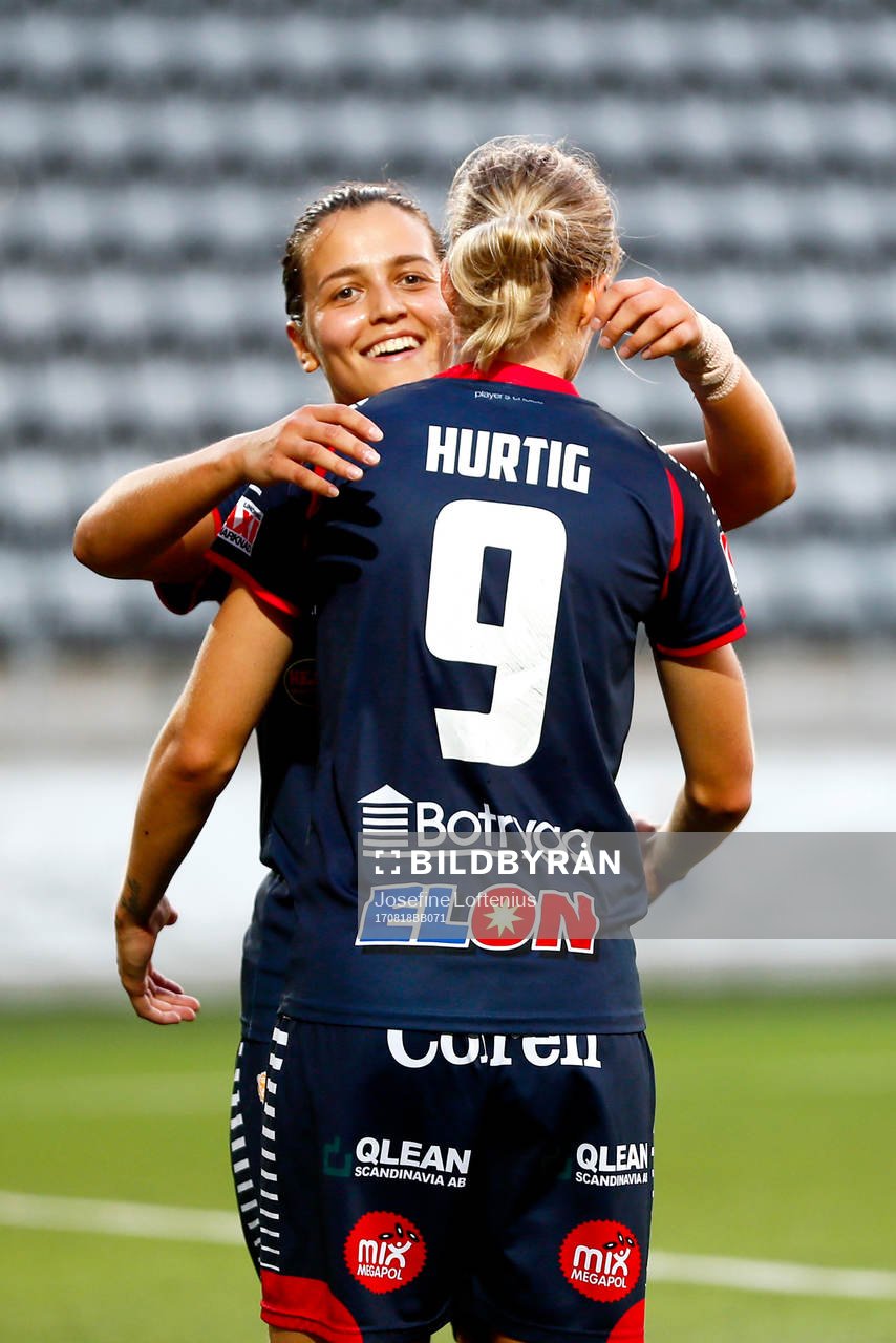 Linköpings Marija Banusic och Lina Hurtig jublar