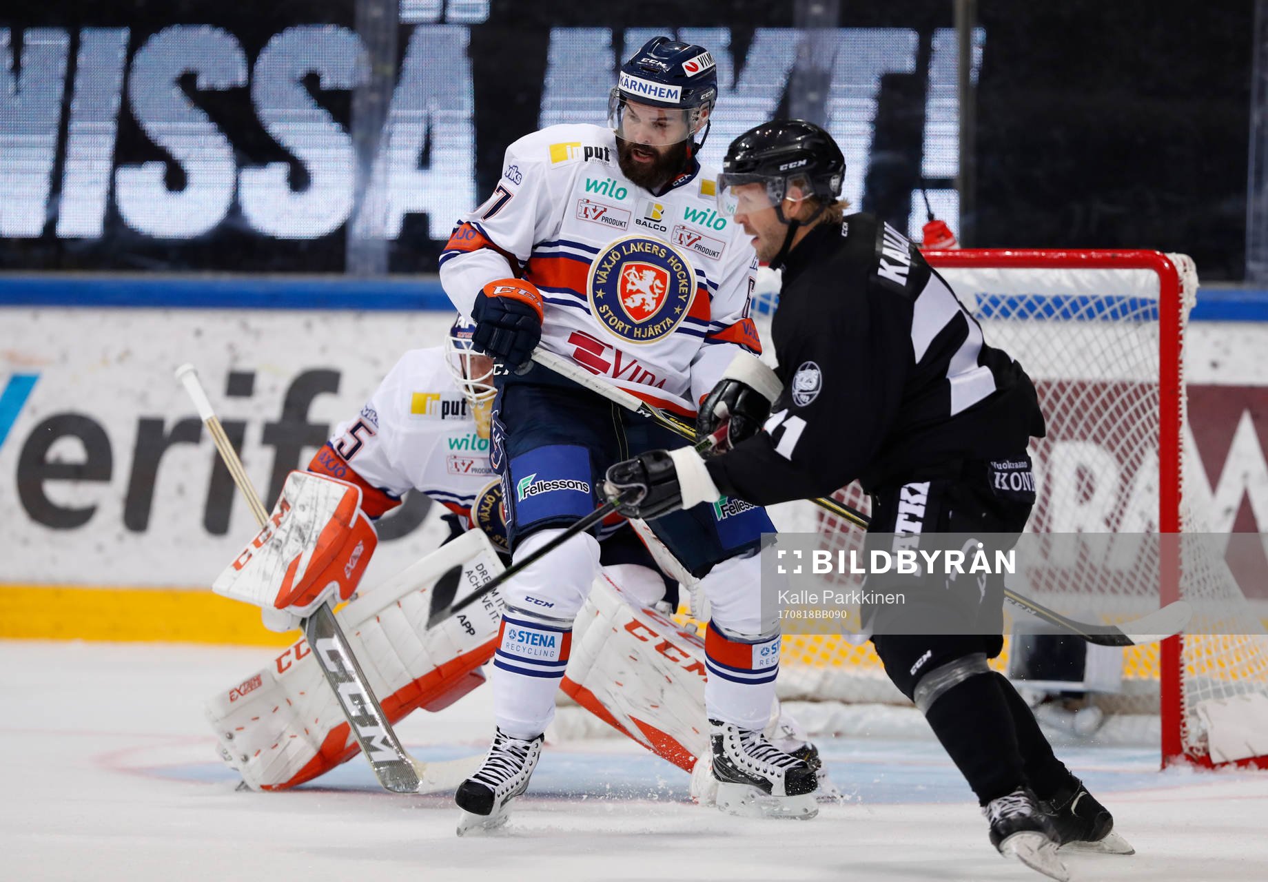 Linus Fröberg #67, Växjö Lakers  and Toni Kallio, TPS