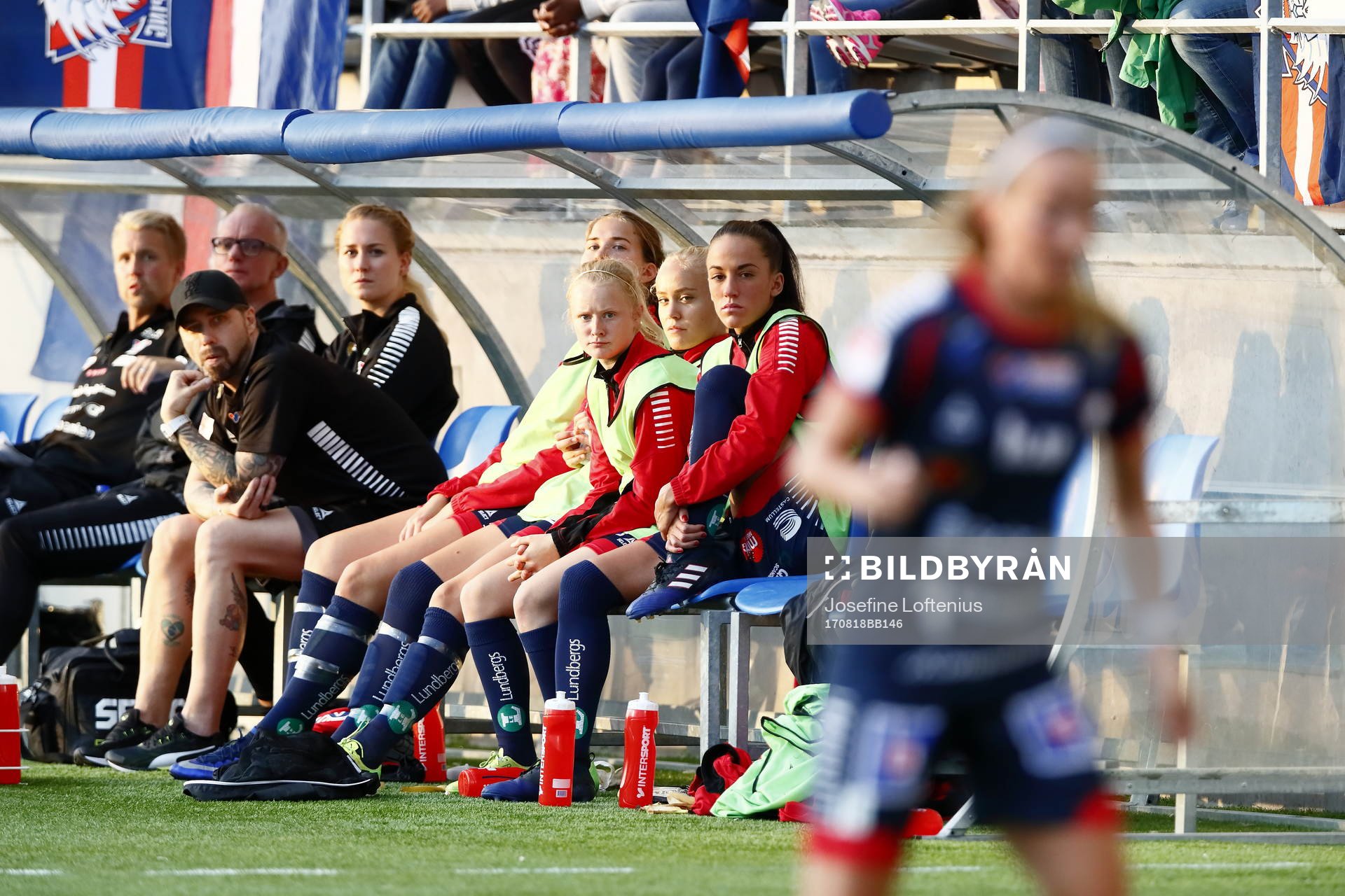 Linköpings spelarbänk ser Kosovare Asllani i spel