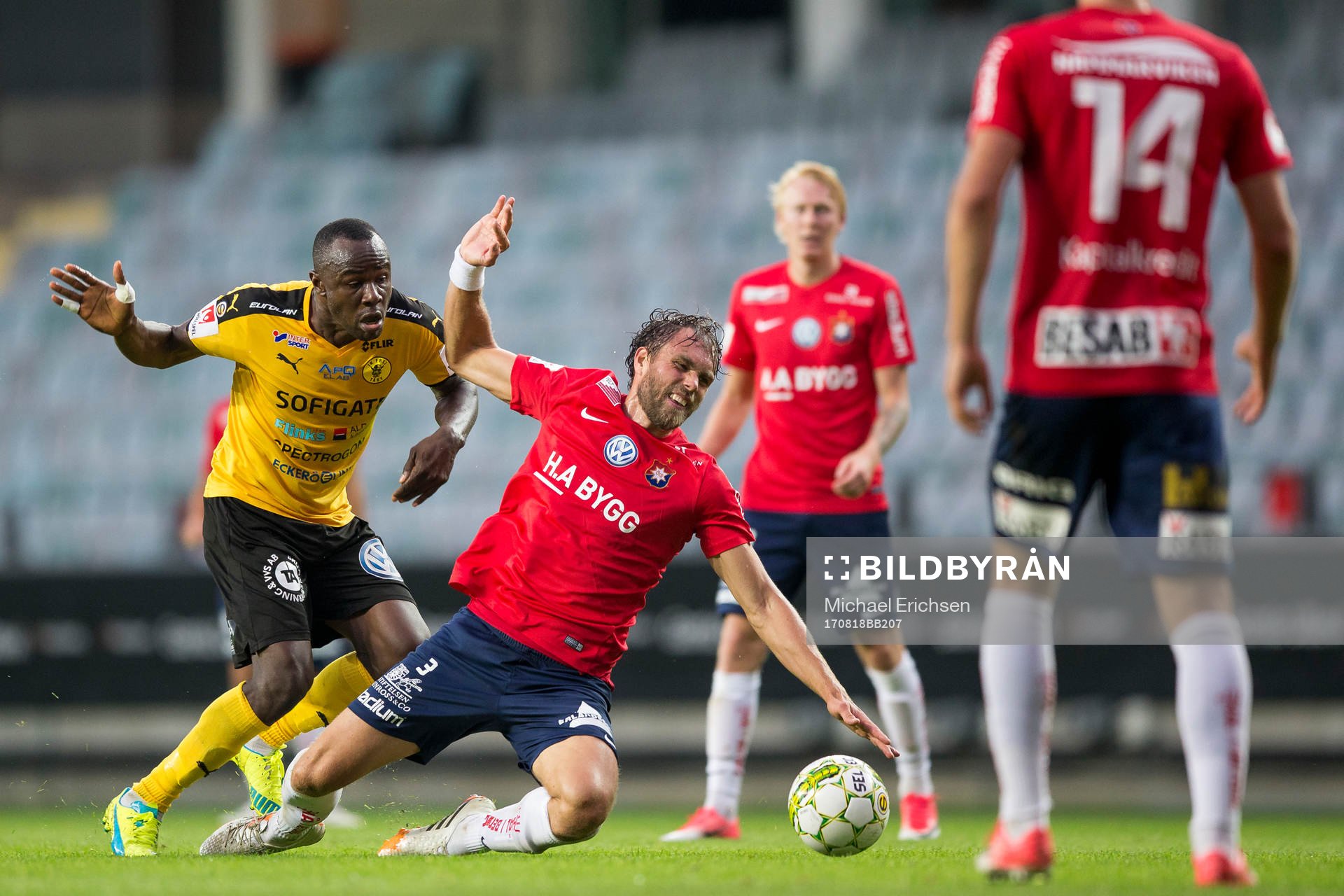 Frejs Nsima Peter fäller Örgrytes Johan Elmander under fotbollsmatchen i Superettan mellan Örgryte och Frej den 18 augusti 2017 i Göteborg.
