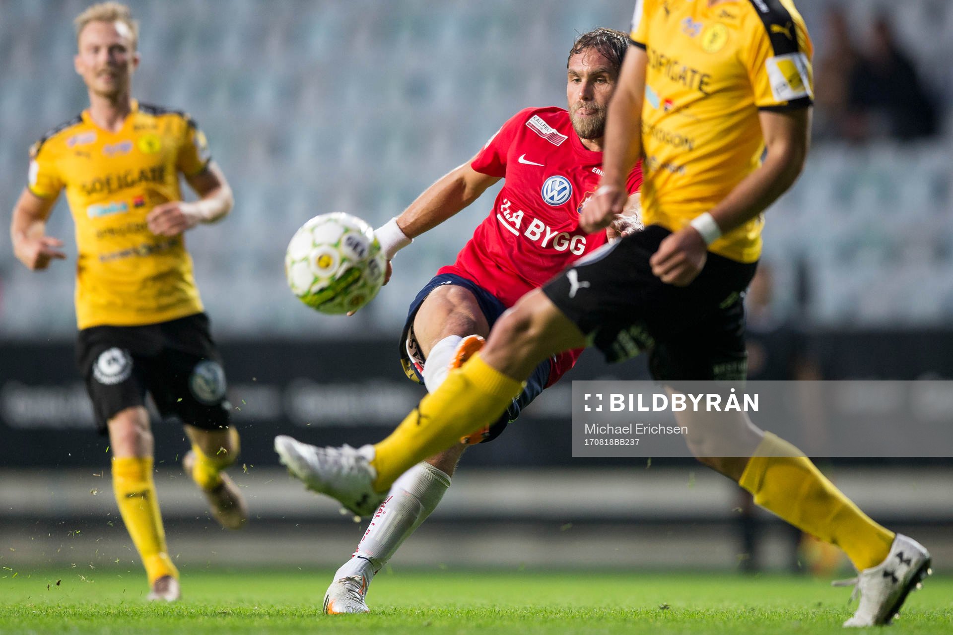 Örgrytes Johan Elmander skjuter ett skott