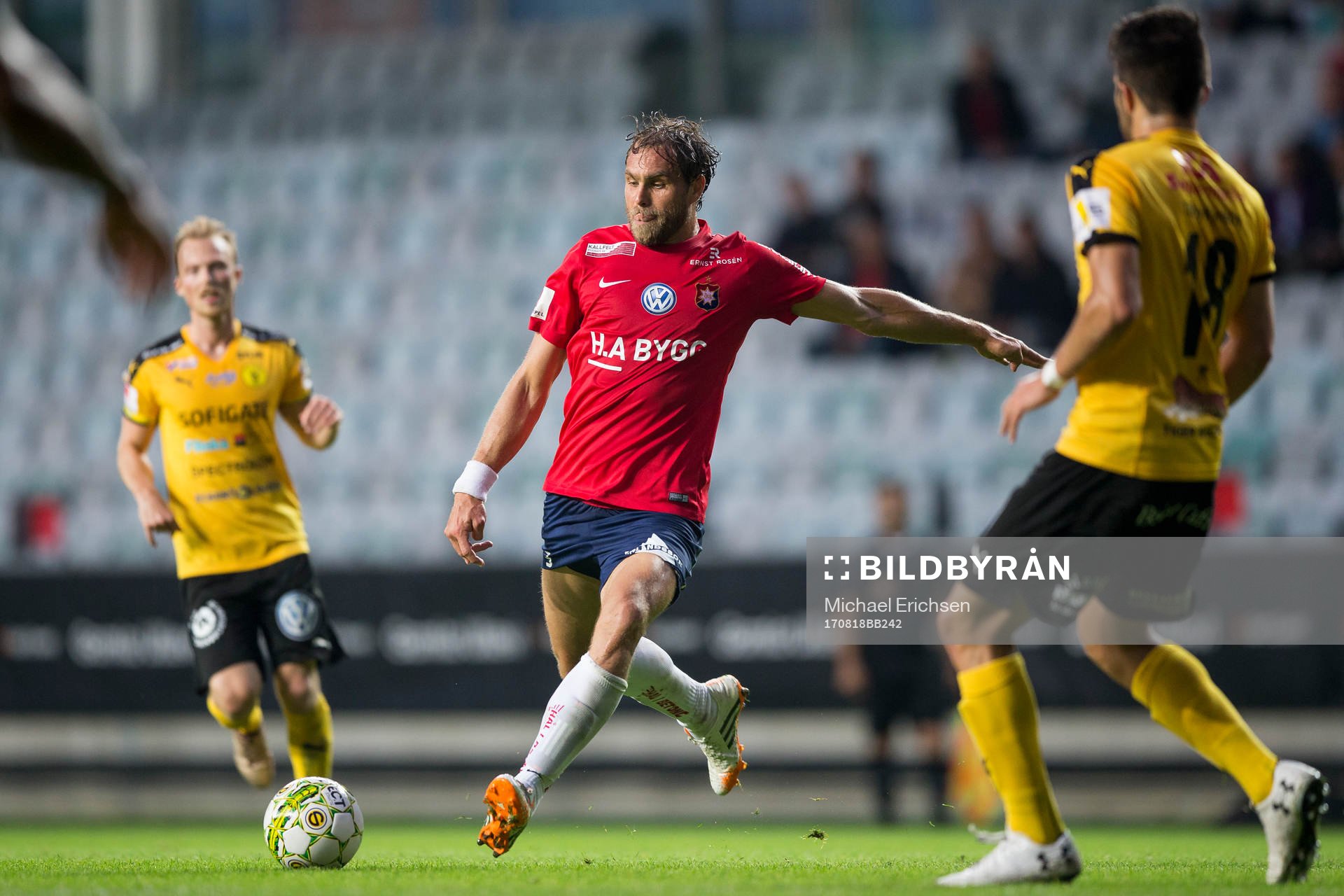 Örgrytes Johan Elmander skjuter ett skott