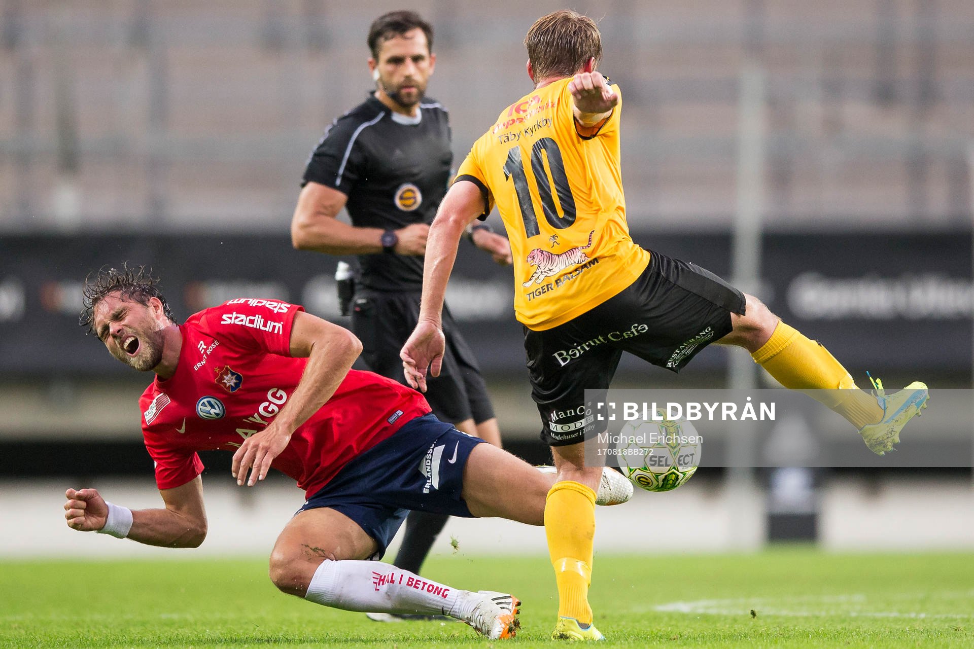 Örgrytes Johan Elmander blir tacklad av Frejs Joakim