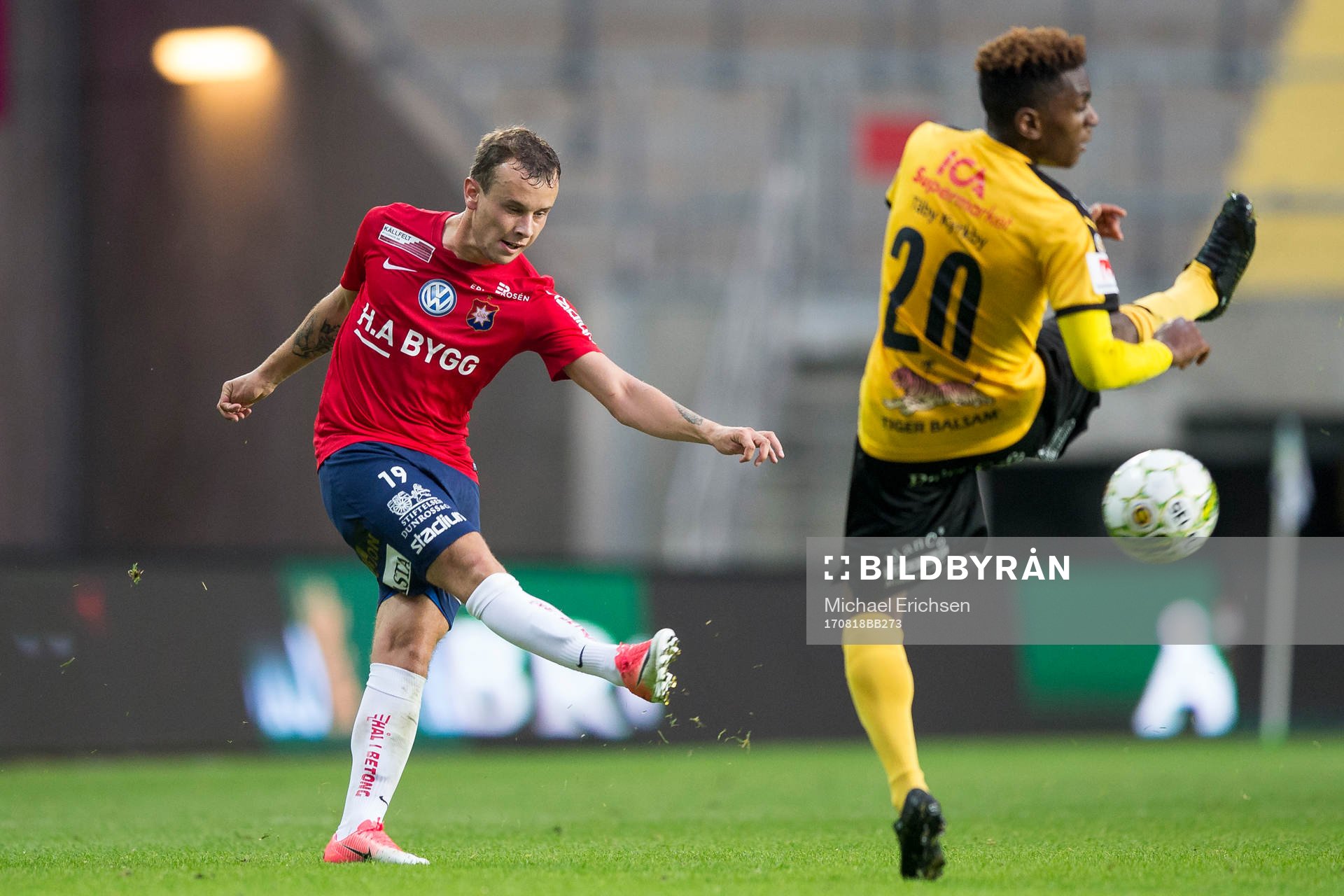 Örgrytes Rasmus Andernil Bozic mot Frejs Dida Rashidi under fotbollsmatchen i Superettan mellan Örgryte och Frej den 18 augusti 2017 i Göteborg.