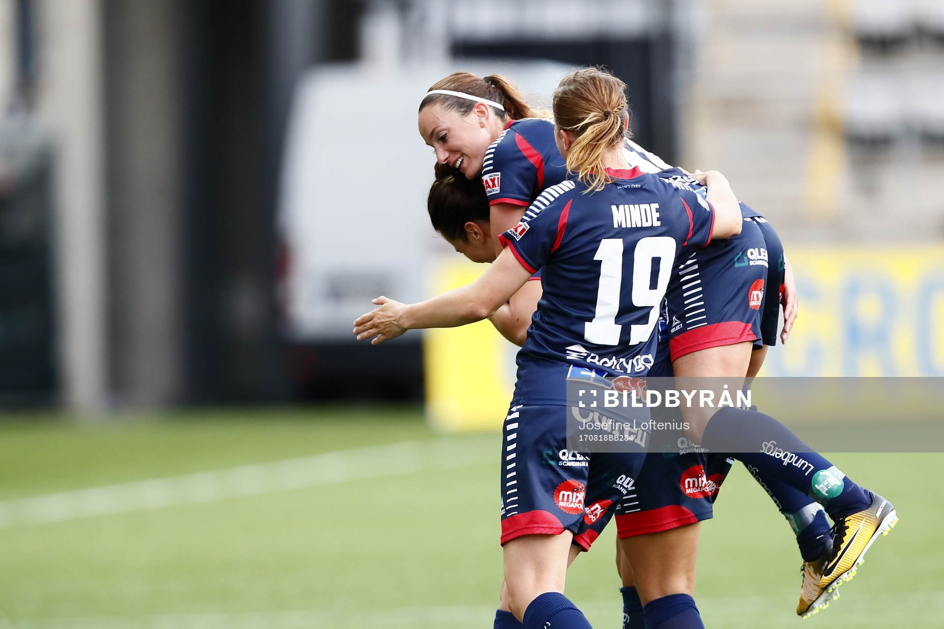 Linköpings Kosovare Asllani och Kristine Minde jublar med