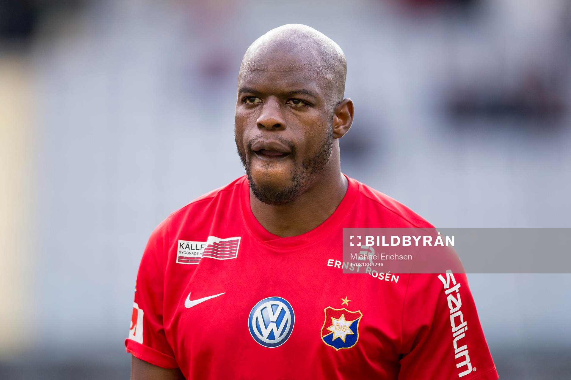 Örgrytes Hakeem Araba  på line up innan fotbollsmatchen i