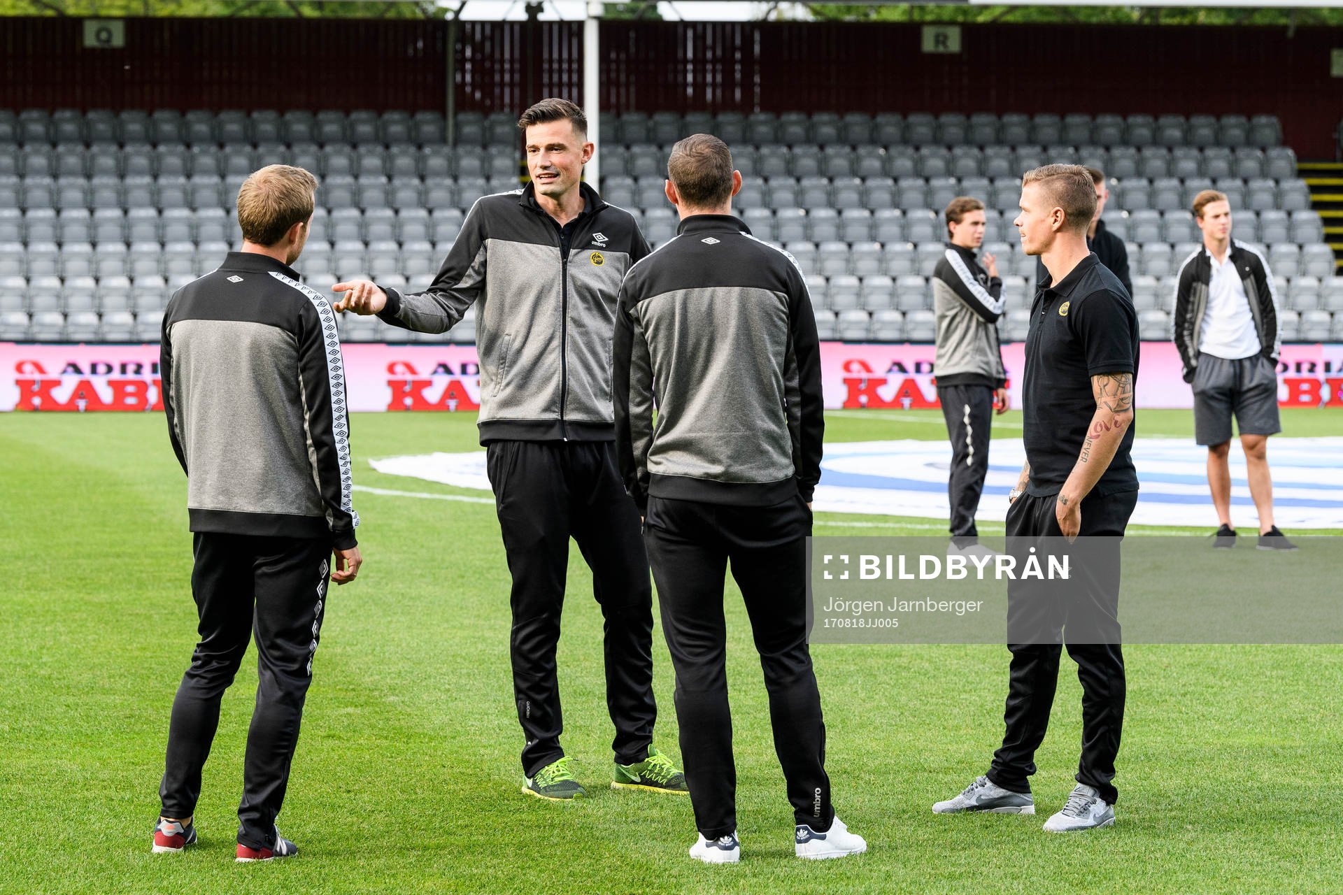 Elfsborgs målvakt Kevin Stuhr Ellegaard pratar med några