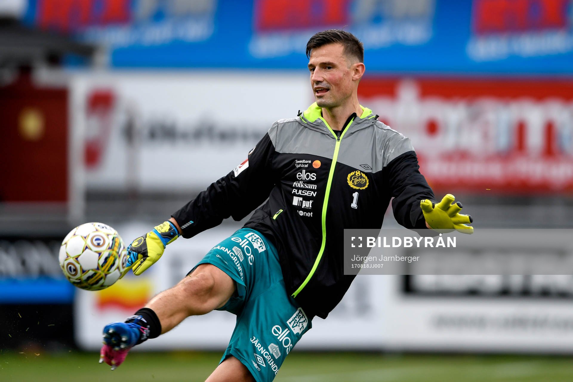 Elfsborgs målvakt Kevin Stuhr Ellegaard värmer upp