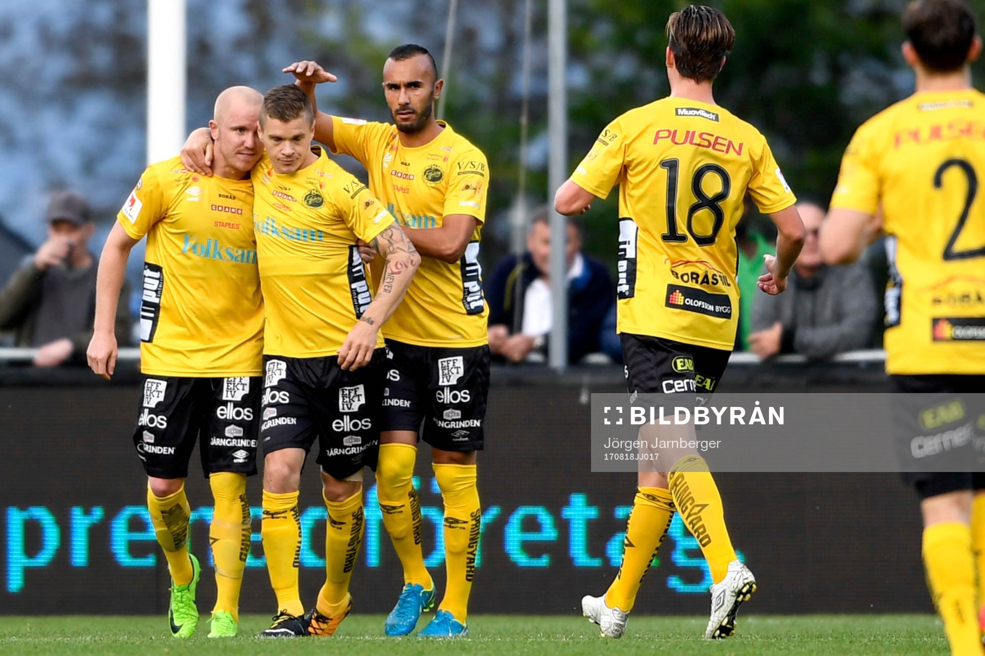 Elfsborgs Samuel Holmén jublar med lagkamrater efter att ha gjort 0-1 på straff under fotbollsmatchen i Allsvenskan mellan Jönköping och Elfsborg den 18 augusti 2017 i Jönköping.