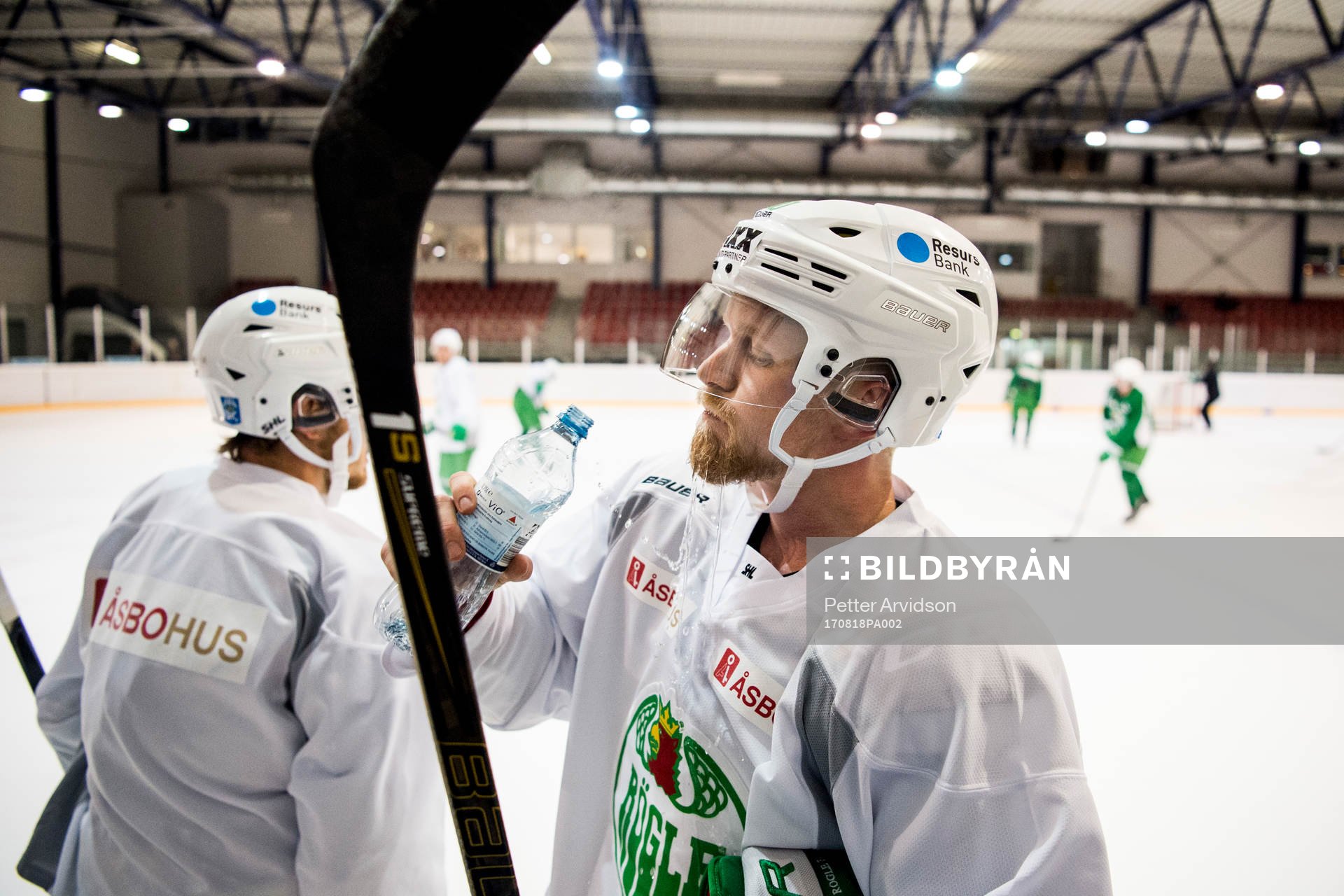 Rögles Ted Brithén dricker vatten