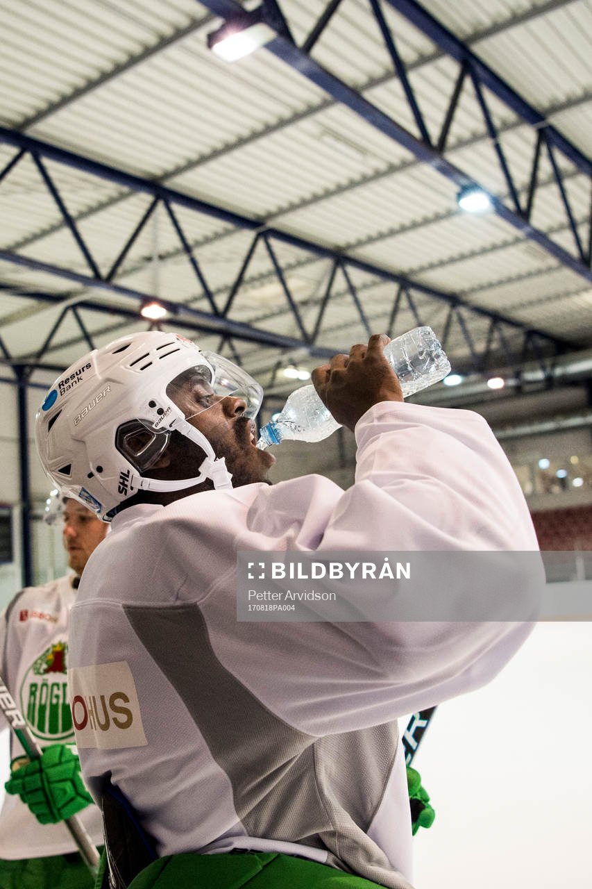 Rögles Edwin Hedberg dricker vatten