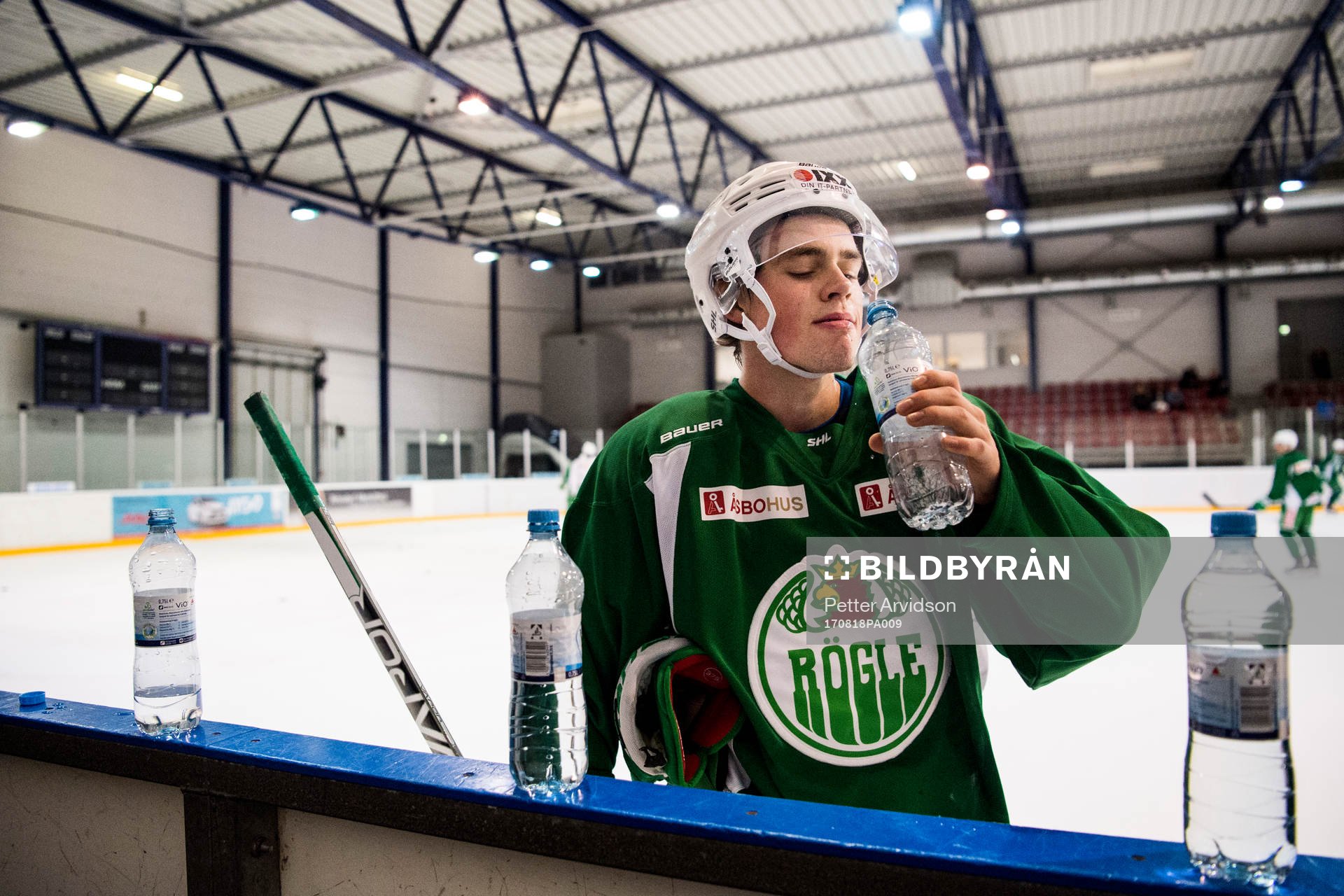 Rögles Filip Karlsson dricker vatten
