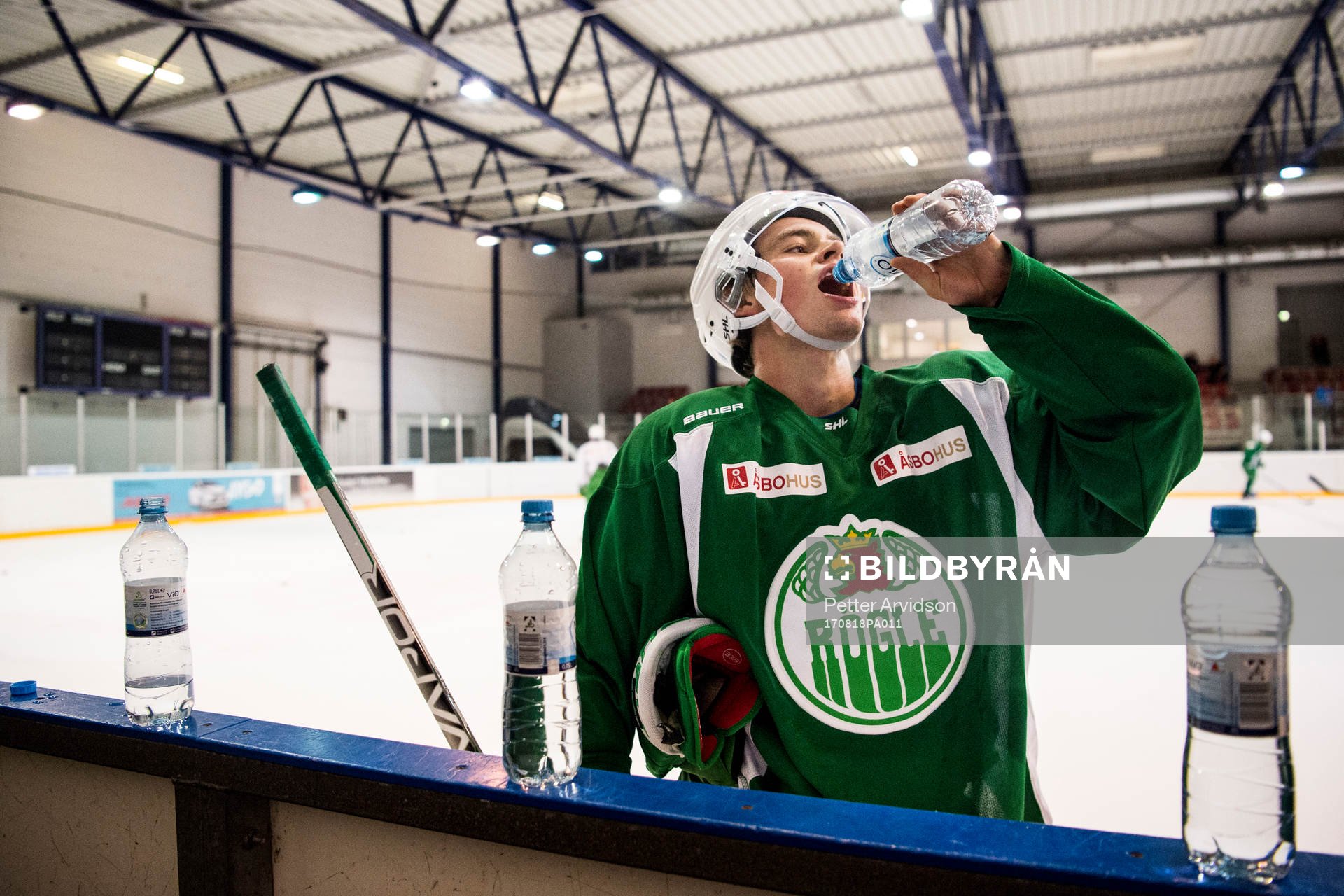Rögles Filip Karlsson dricker vatten