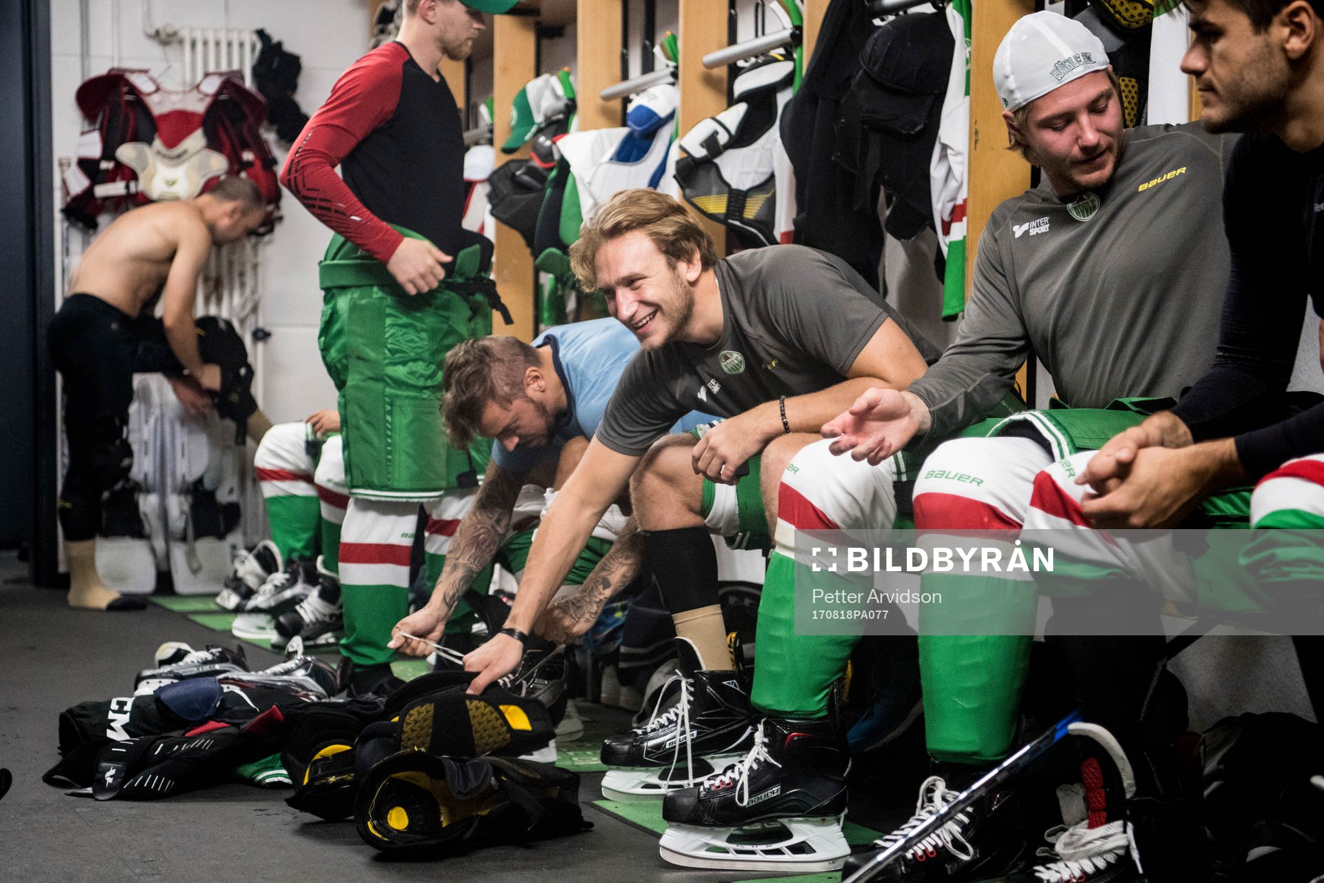 Rögles Alexander Younan skrattar i omklädningsrummet