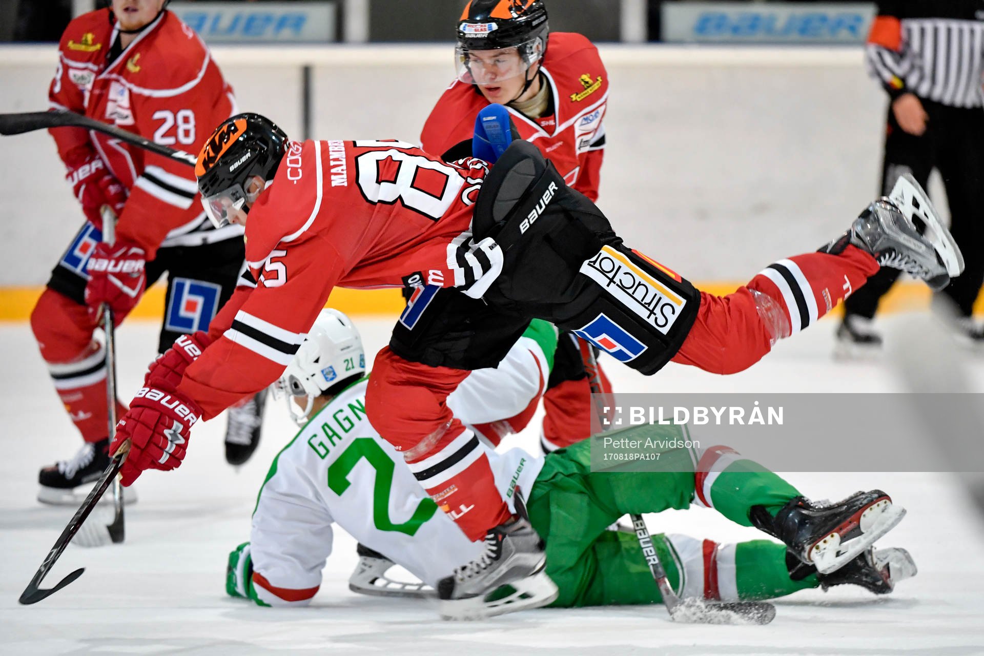 Örebros Kalle Olsson faller över Rögles Kevin Gagné