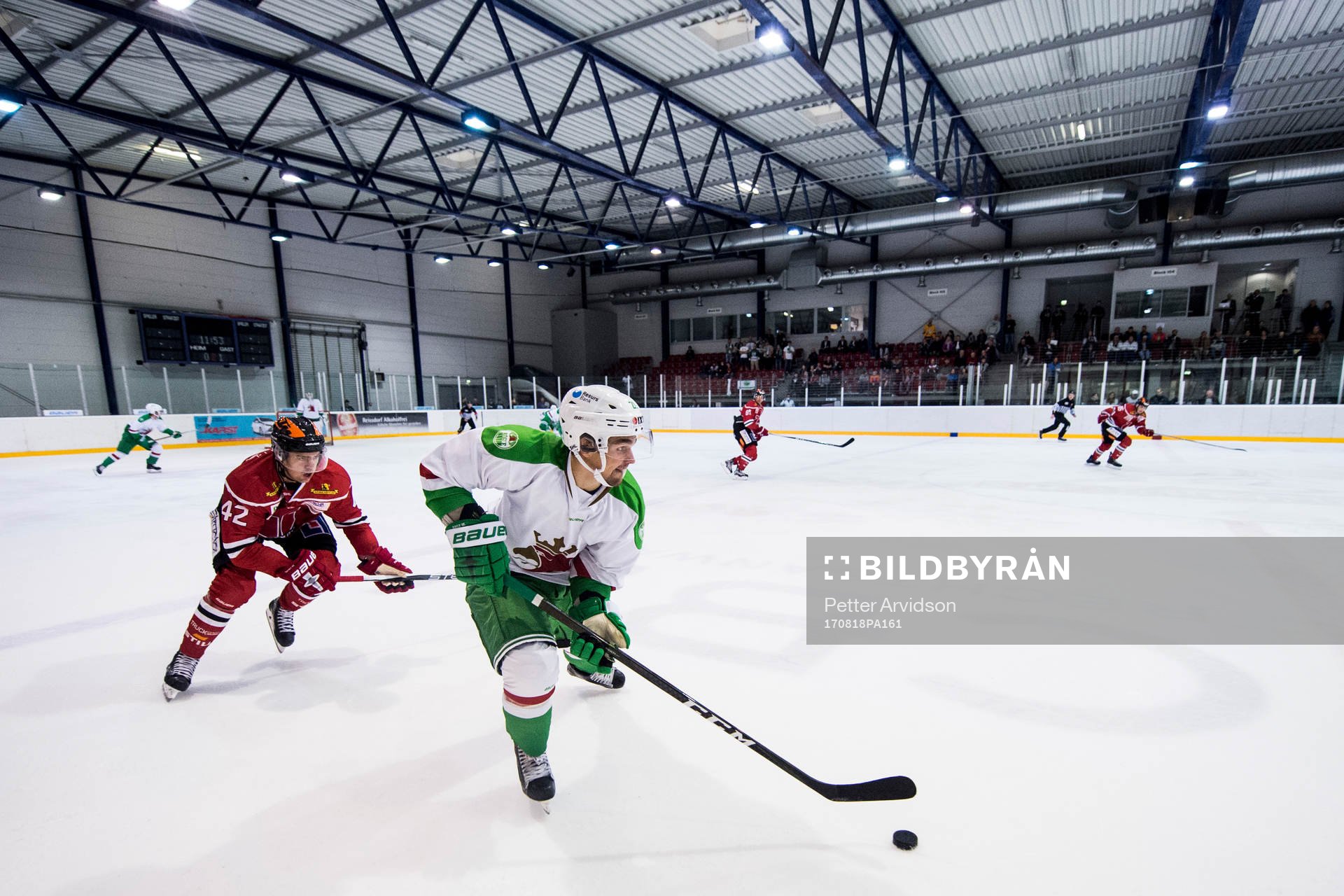 Rögles Kevin Gagné jagas av Örebros Kalle Jellvert