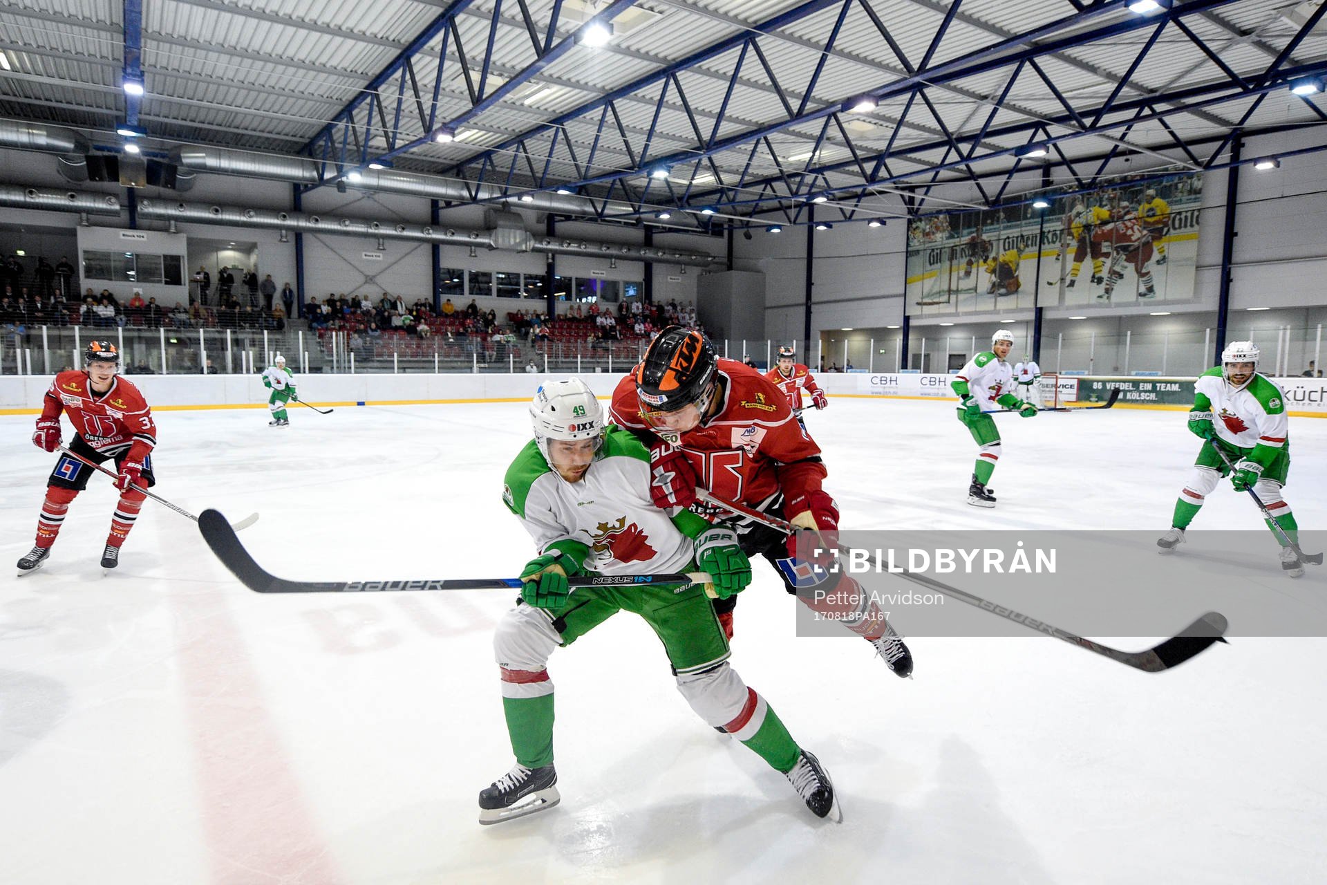 Örebros Glenn Gustafsson tacklar Rögles Sebastian Collberg