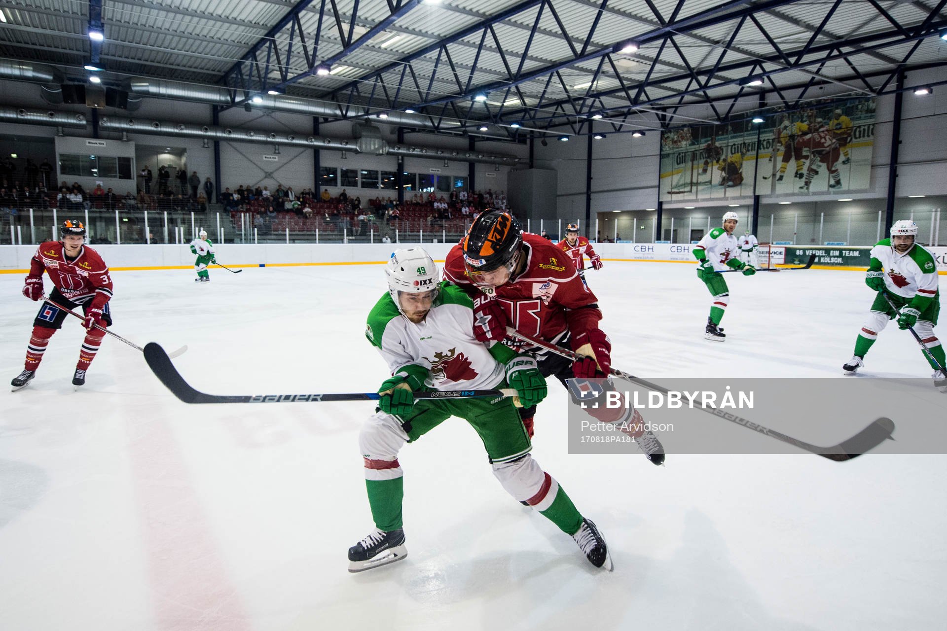 Örebros Glenn Gustafsson tacklar Rögles Sebastian Collberg